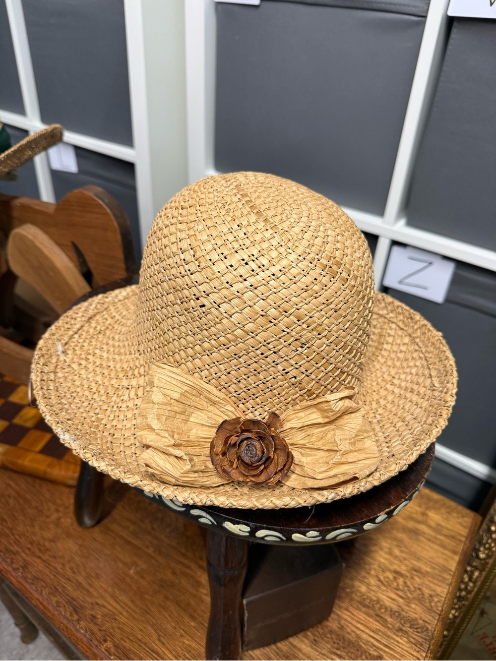 Liz Claiborne Vintage 90s Straw Sun Villager Bucket Hat with Raffia Flower